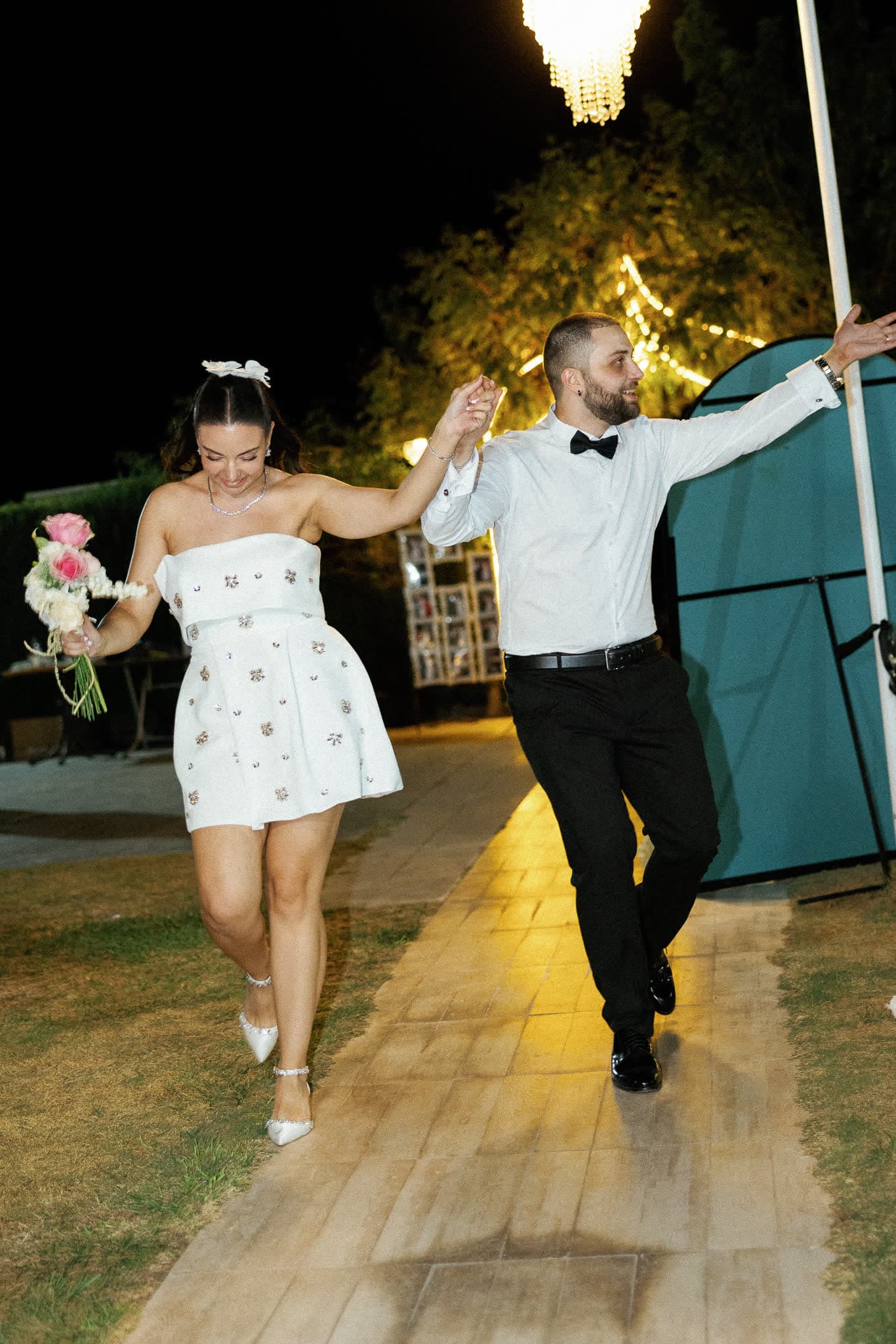 Gece aydınlatması altında mekâna giriş yapan çift