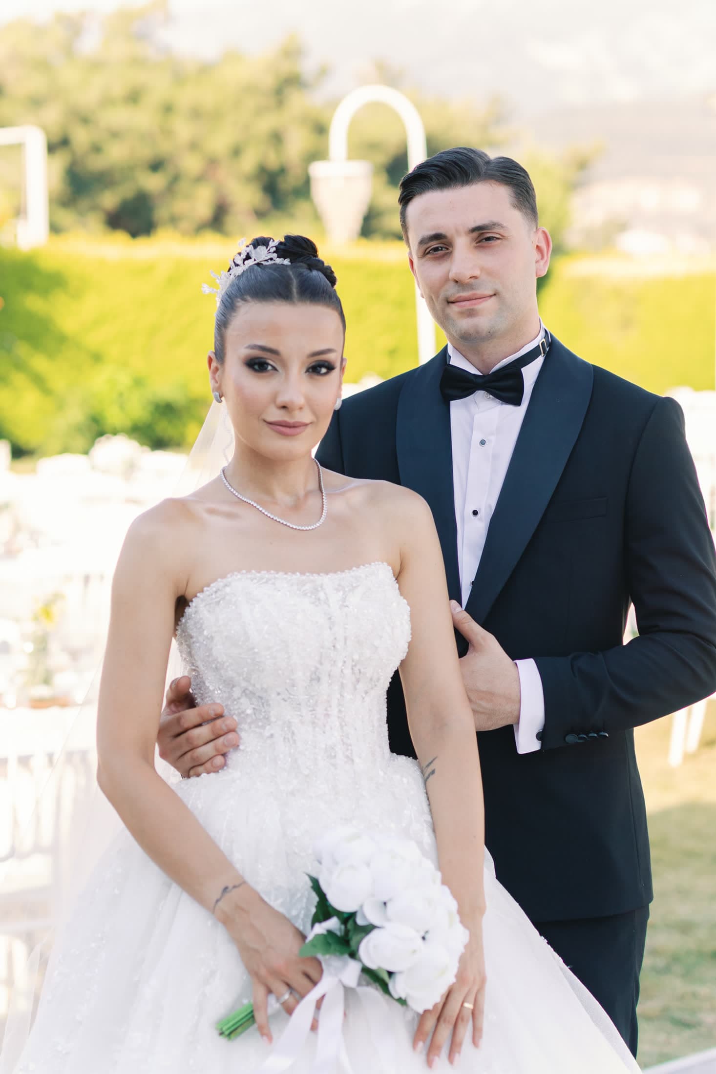 Masa düzeninin önünde duran gelin ve damat