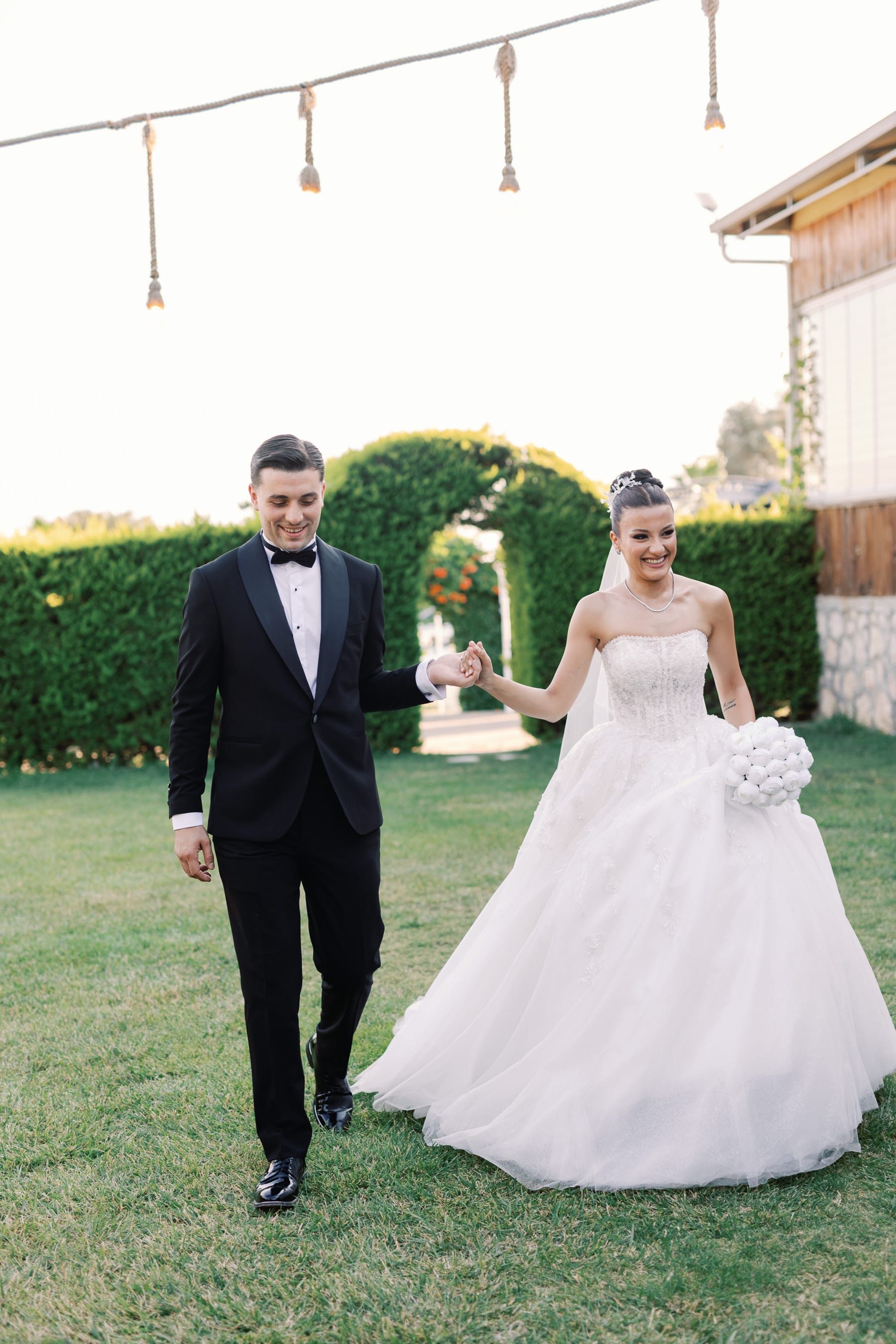 Bahçede el ele yürüyen gelin ve damat